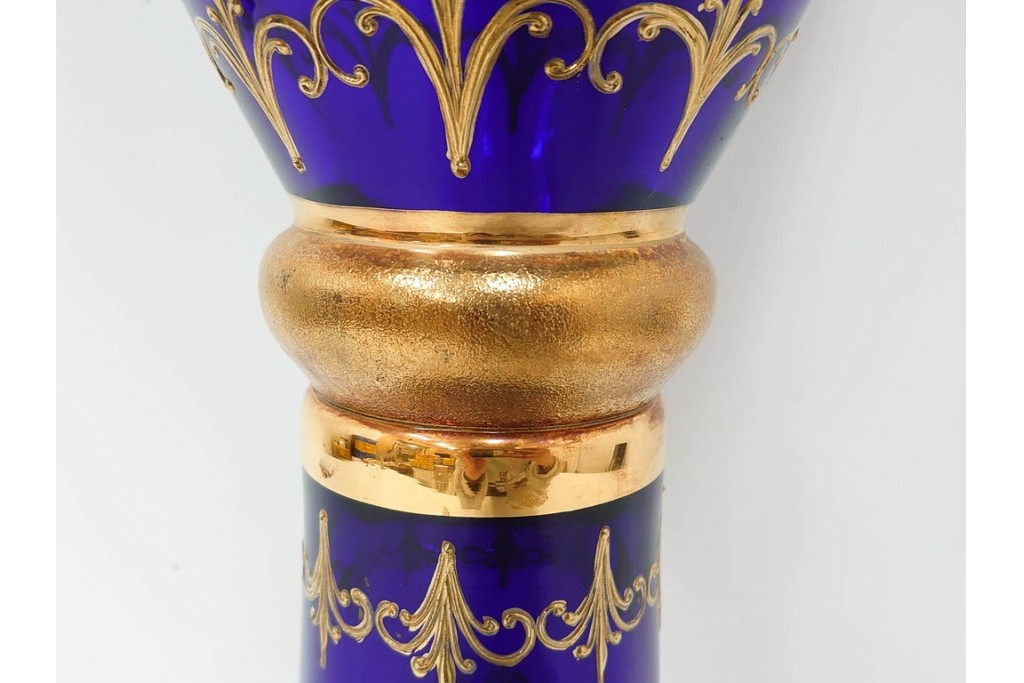 チェコ製　ボヘミアガラス　高さ約91cmの特大サイズ　濃いブルーに金彩装飾が華やかな花瓶　(R-086805)