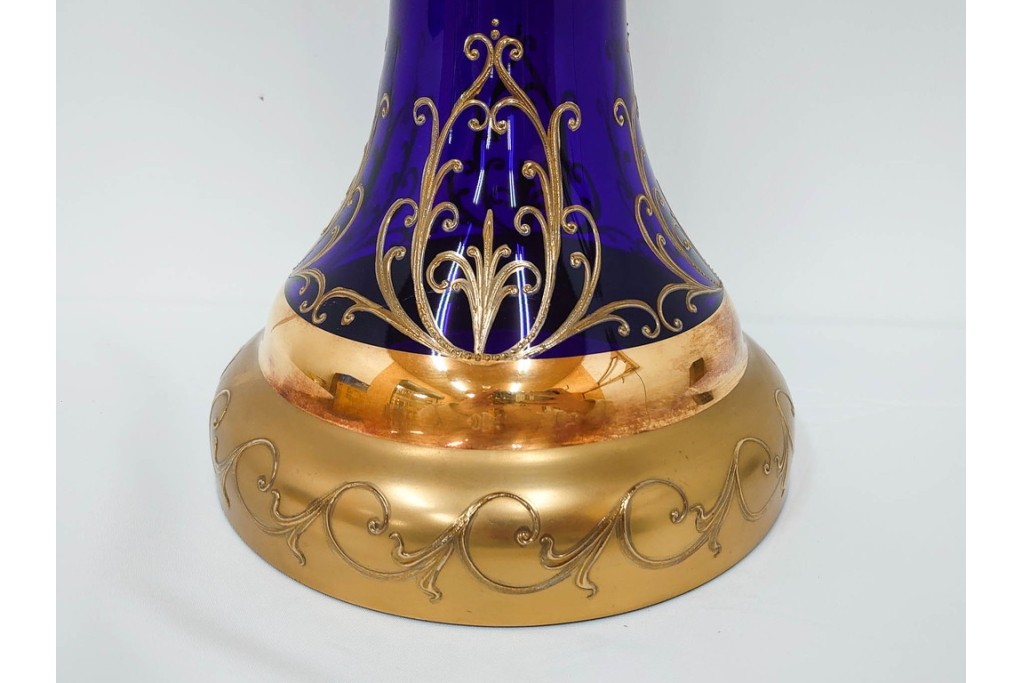 チェコ製　ボヘミアガラス　高さ約91cmの特大サイズ　濃いブルーに金彩装飾が華やかな花瓶　(R-086805)