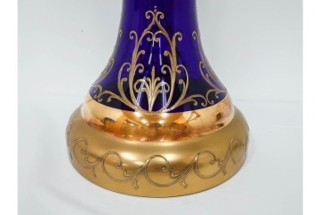 チェコ製　ボヘミアガラス　高さ約91cmの特大サイズ　濃いブルーに金彩装飾が華やかな花瓶　(R-086805)