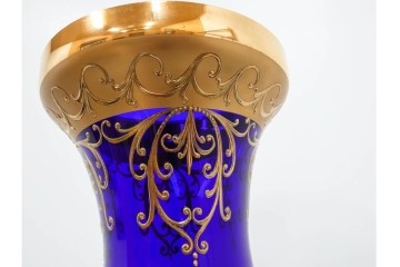 チェコ製　ボヘミアガラス　高さ約91cmの特大サイズ　濃いブルーに金彩装飾が華やかな花瓶　(R-086805)