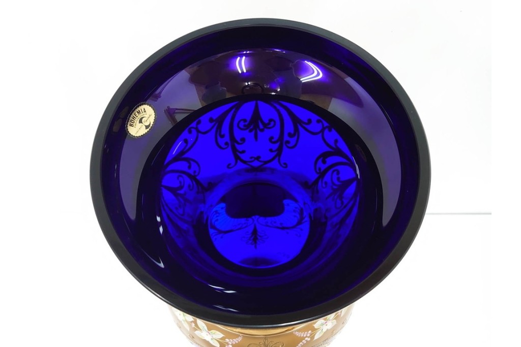 チェコ製　ボヘミアガラス　高さ約91cmの特大サイズ　濃いブルーに金彩装飾が華やかな花瓶　(R-086805)