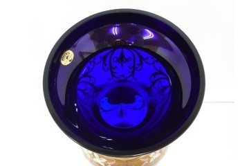 チェコ製　ボヘミアガラス　高さ約91cmの特大サイズ　濃いブルーに金彩装飾が華やかな花瓶　(R-086805)