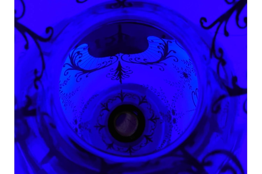 チェコ製　ボヘミアガラス　高さ約91cmの特大サイズ　濃いブルーに金彩装飾が華やかな花瓶　(R-086805)