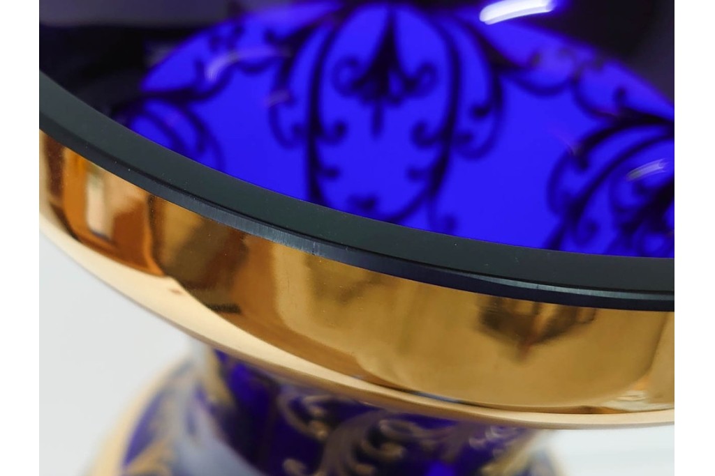 チェコ製　ボヘミアガラス　高さ約91cmの特大サイズ　濃いブルーに金彩装飾が華やかな花瓶　(R-086805)