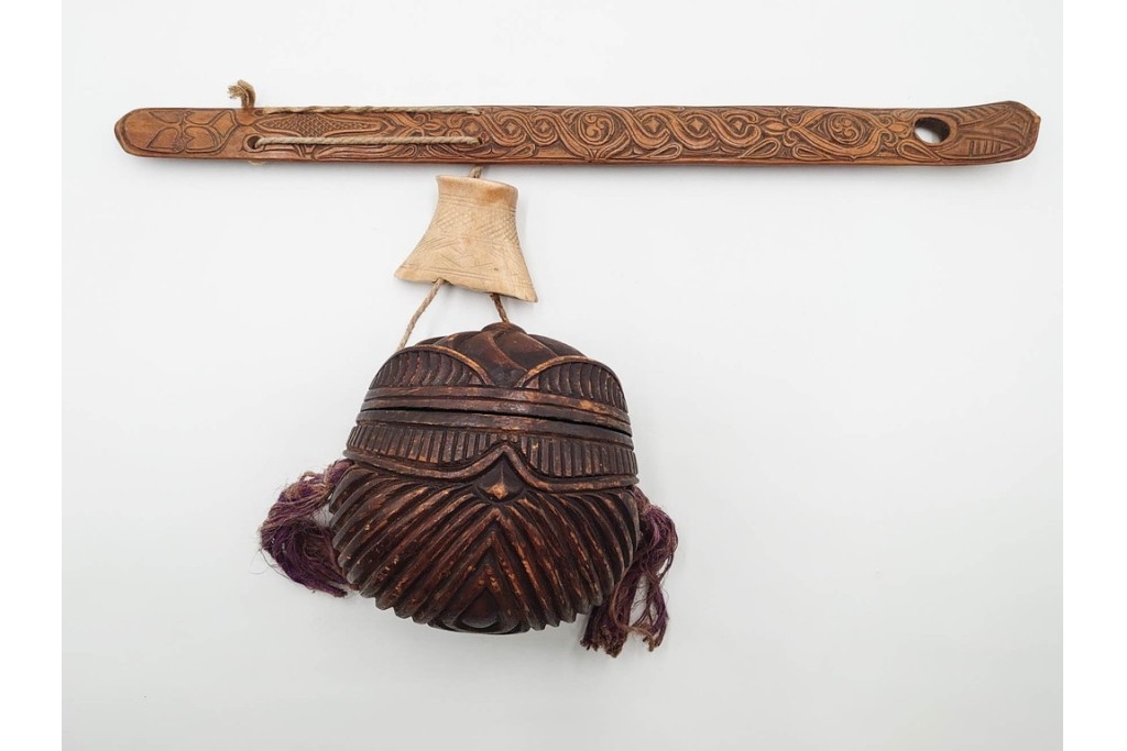 アイヌ民族　木彫　煙草入れ&煙管差しの提げ物セット　(R-086807)