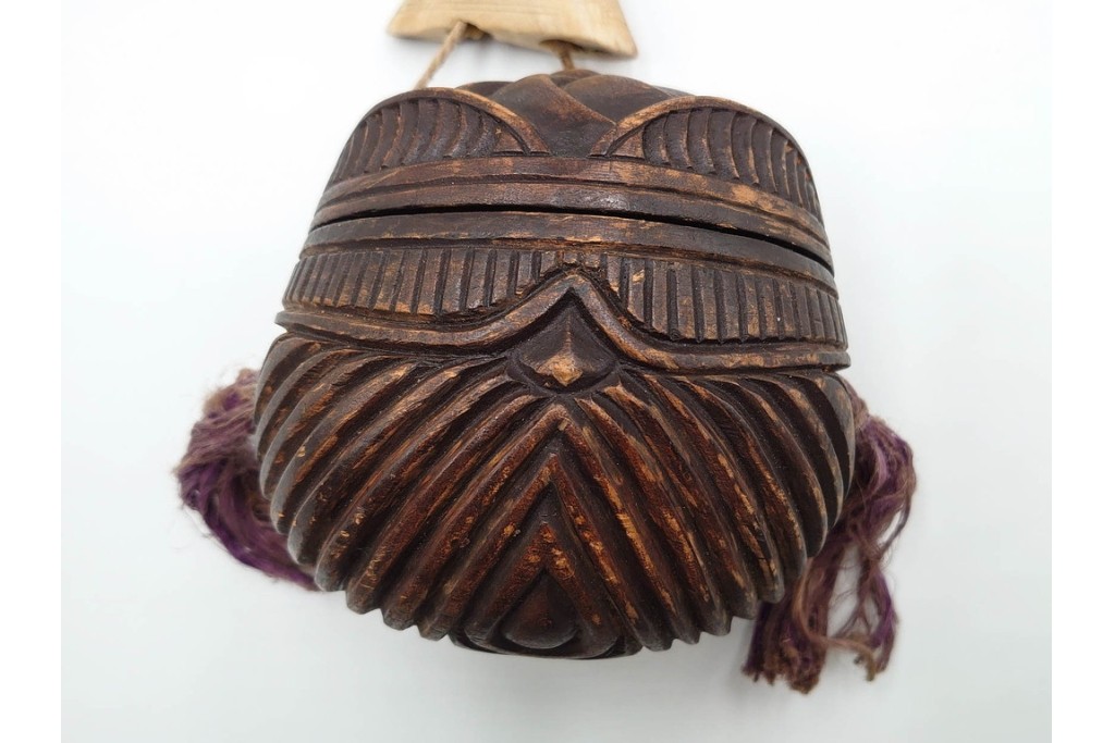 アイヌ民族　木彫　煙草入れ&煙管差しの提げ物セット　(R-086807)