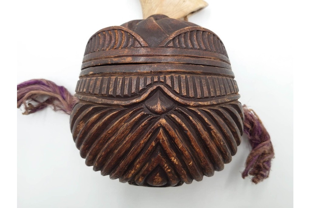 アイヌ民族　木彫　煙草入れ&煙管差しの提げ物セット　(R-086807)