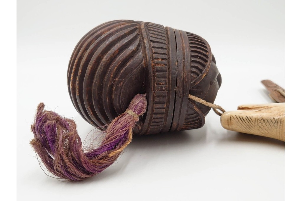 アイヌ民族　木彫　煙草入れ&煙管差しの提げ物セット　(R-086807)