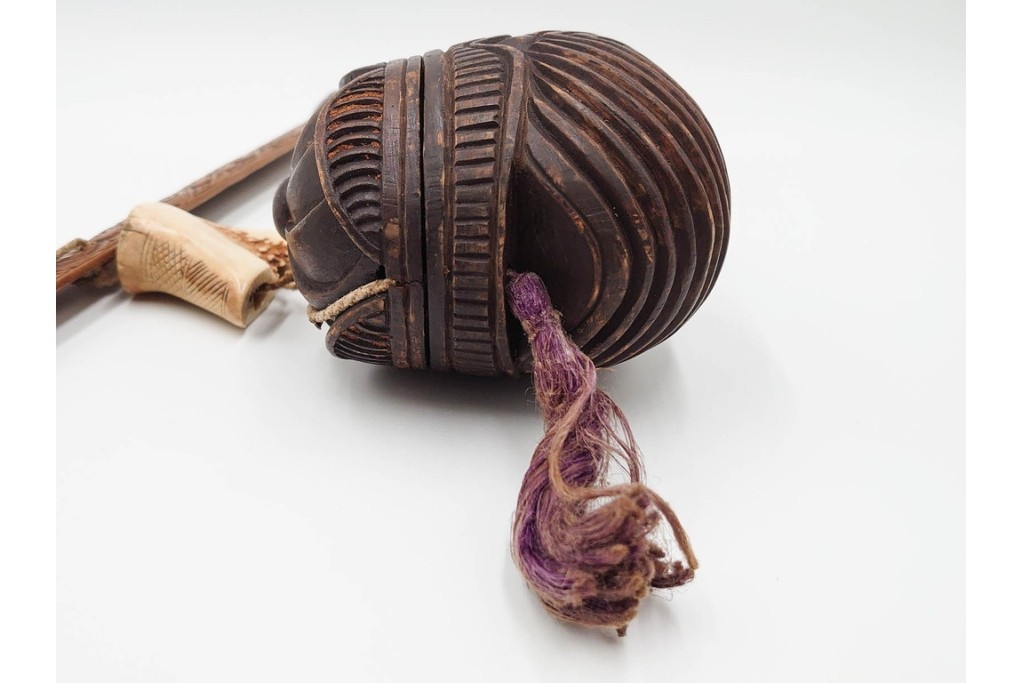 アイヌ民族　木彫　煙草入れ&煙管差しの提げ物セット　(R-086807)