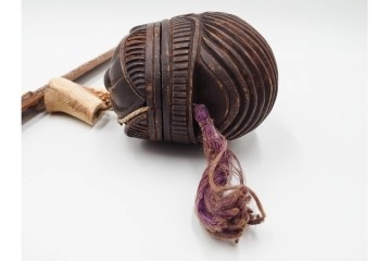 アイヌ民族　木彫　煙草入れ&煙管差しの提げ物セット　(R-086807)