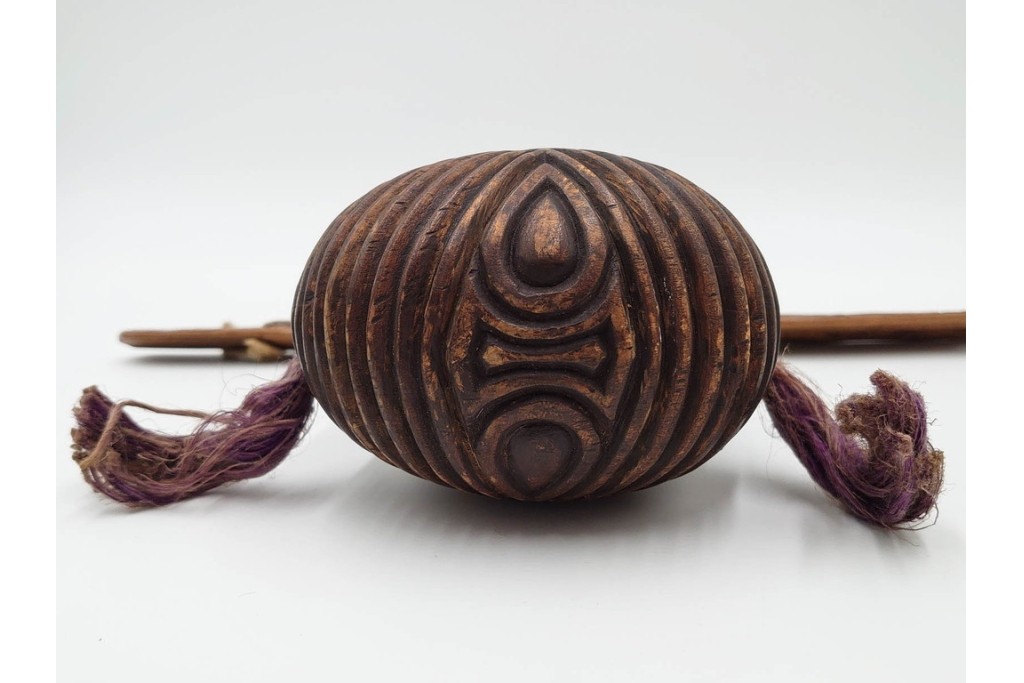 アイヌ民族　木彫　煙草入れ&煙管差しの提げ物セット　(R-086807)