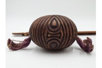 アイヌ民族　木彫　煙草入れ&煙管差しの提げ物セット　(R-086807)