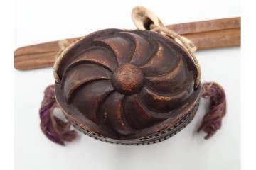 アイヌ民族　木彫　煙草入れ&煙管差しの提げ物セット　(R-086807)