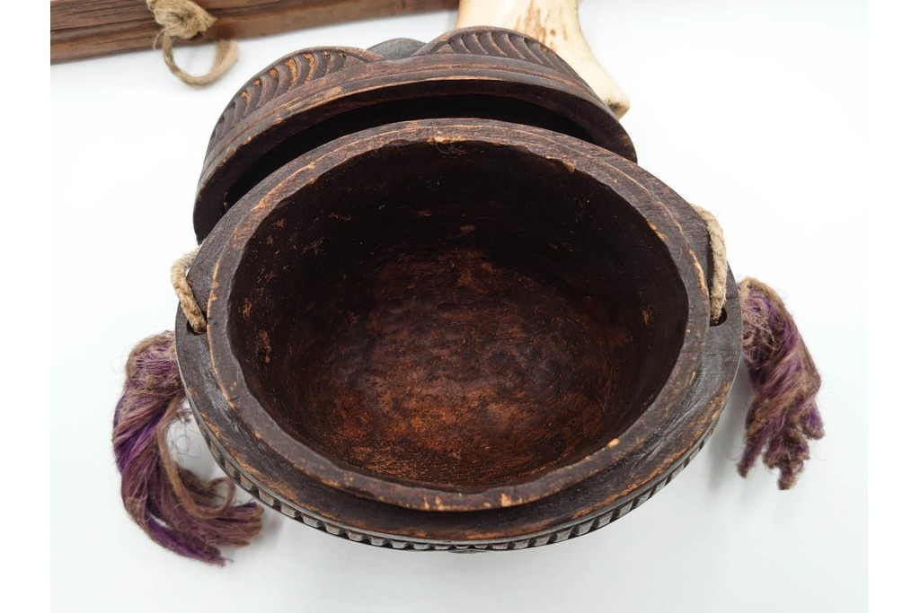 アイヌ民族　木彫　煙草入れ&煙管差しの提げ物セット　(R-086807)