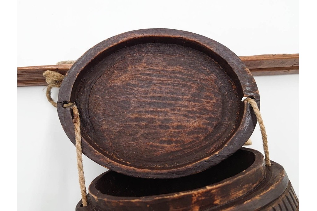 アイヌ民族　木彫　煙草入れ&煙管差しの提げ物セット　(R-086807)