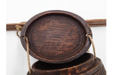 アイヌ民族　木彫　煙草入れ&煙管差しの提げ物セット　(R-086807)