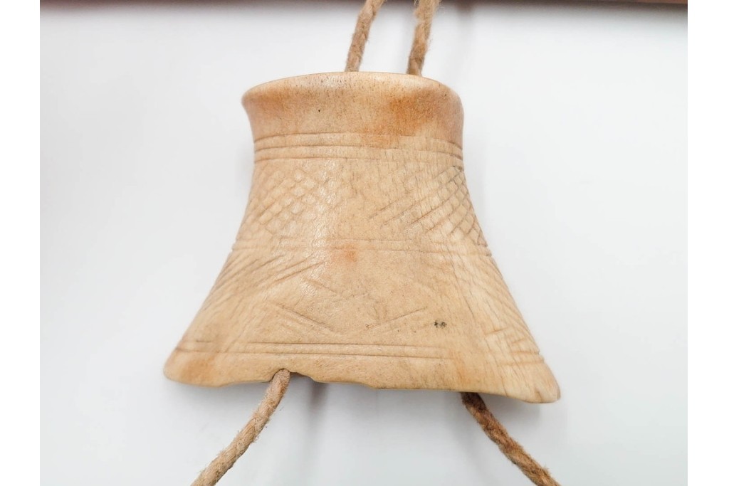 アイヌ民族　木彫　煙草入れ&煙管差しの提げ物セット　(R-086807)