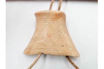 アイヌ民族　木彫　煙草入れ&煙管差しの提げ物セット　(R-086807)