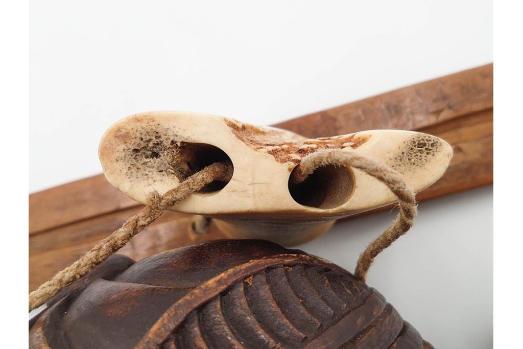 アイヌ民族　木彫　煙草入れ&煙管差しの提げ物セット　(R-086807)