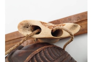 アイヌ民族　木彫　煙草入れ&煙管差しの提げ物セット　(R-086807)