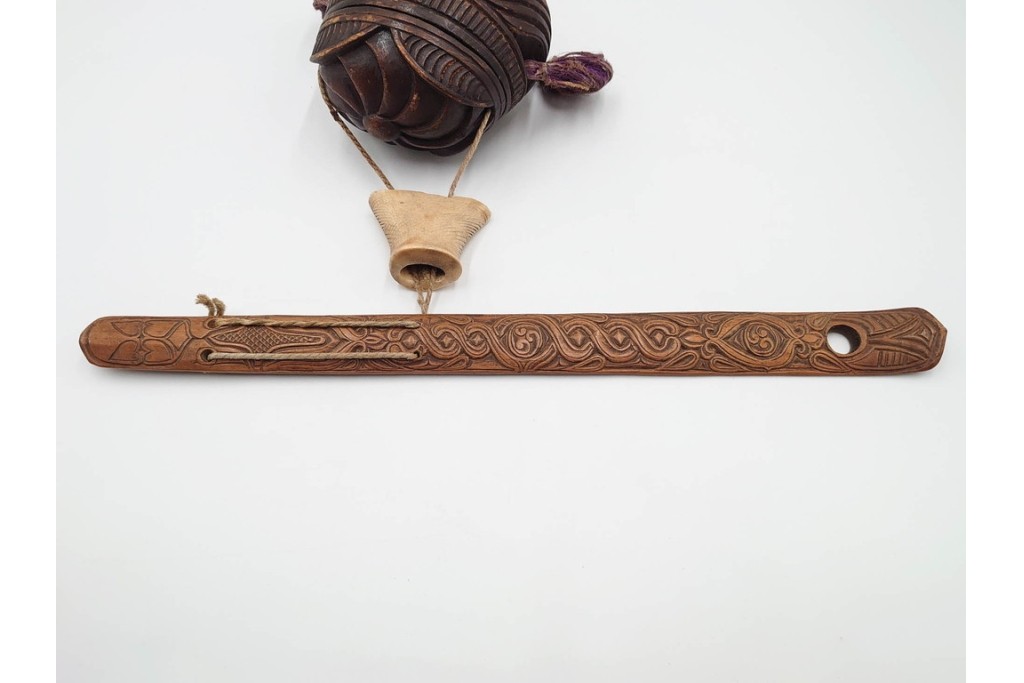 アイヌ民族　木彫　煙草入れ&煙管差しの提げ物セット　(R-086807)