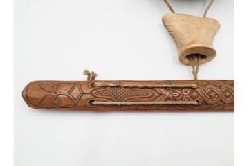 アイヌ民族　木彫　煙草入れ&煙管差しの提げ物セット　(R-086807)