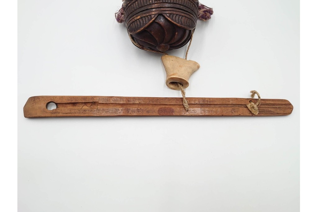 アイヌ民族　木彫　煙草入れ&煙管差しの提げ物セット　(R-086807)