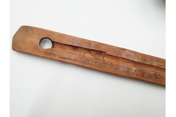 アイヌ民族　木彫　煙草入れ&煙管差しの提げ物セット　(R-086807)