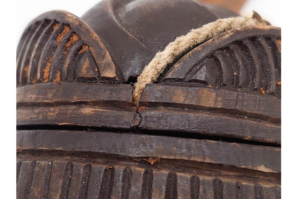 アイヌ民族　木彫　煙草入れ&煙管差しの提げ物セット　(R-086807)