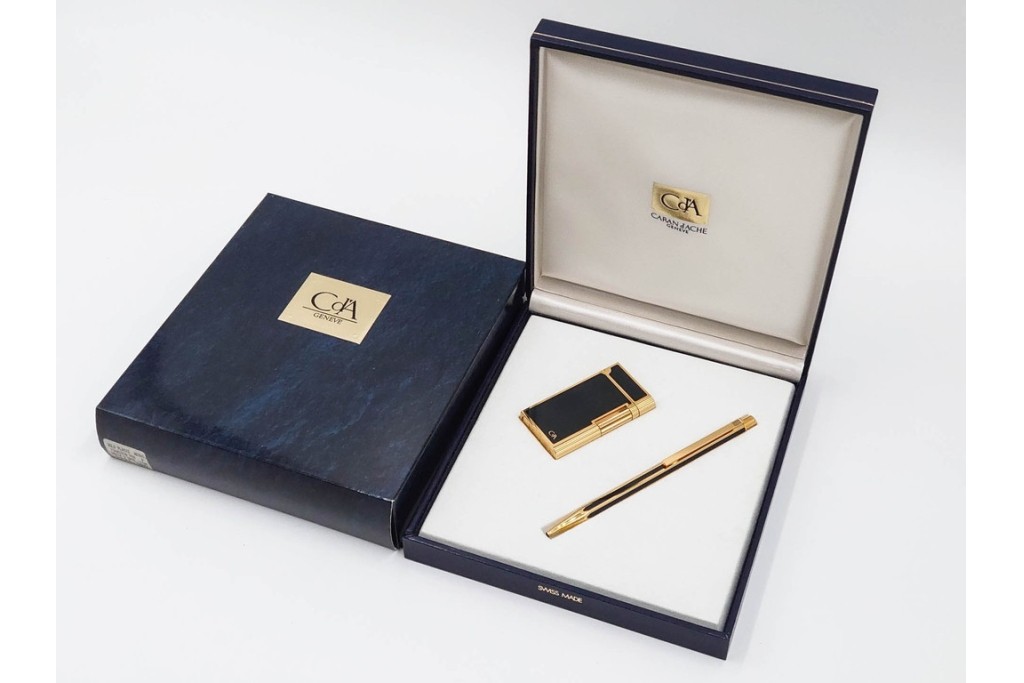スイス　CARAN d'ACHE(カランダッシュ)　ブラック×ゴールドカラーのボールペン&ライターセット　外箱付き　(R-086808)