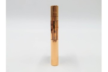 スイス　CARAN d'ACHE(カランダッシュ)　ブラック×ゴールドカラーのボールペン&ライターセット　外箱付き　(R-086808)