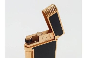 スイス　CARAN d'ACHE(カランダッシュ)　ブラック×ゴールドカラーのボールペン&ライターセット　外箱付き　(R-086808)