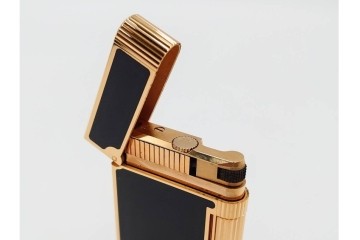 スイス　CARAN d'ACHE(カランダッシュ)　ブラック×ゴールドカラーのボールペン&ライターセット　外箱付き　(R-086808)