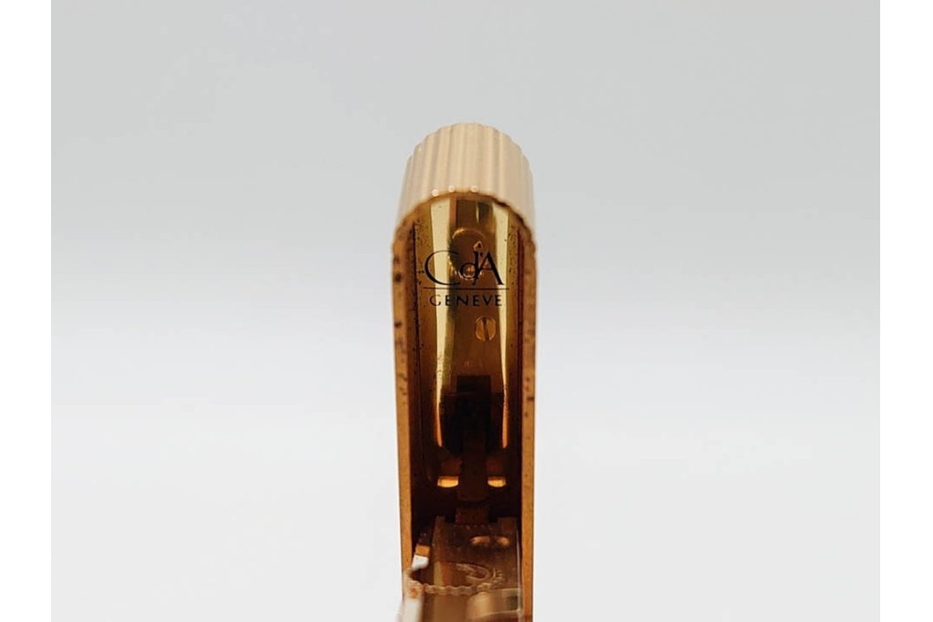 スイス　CARAN d'ACHE(カランダッシュ)　ブラック×ゴールドカラーのボールペン&ライターセット　外箱付き　(R-086808)