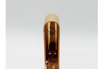 スイス　CARAN d'ACHE(カランダッシュ)　ブラック×ゴールドカラーのボールペン&ライターセット　外箱付き　(R-086808)