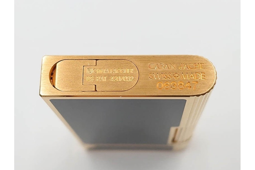スイス　CARAN d'ACHE(カランダッシュ)　ブラック×ゴールドカラーのボールペン&ライターセット　外箱付き　(R-086808)