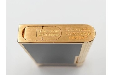 スイス　CARAN d'ACHE(カランダッシュ)　ブラック×ゴールドカラーのボールペン&ライターセット　外箱付き　(R-086808)