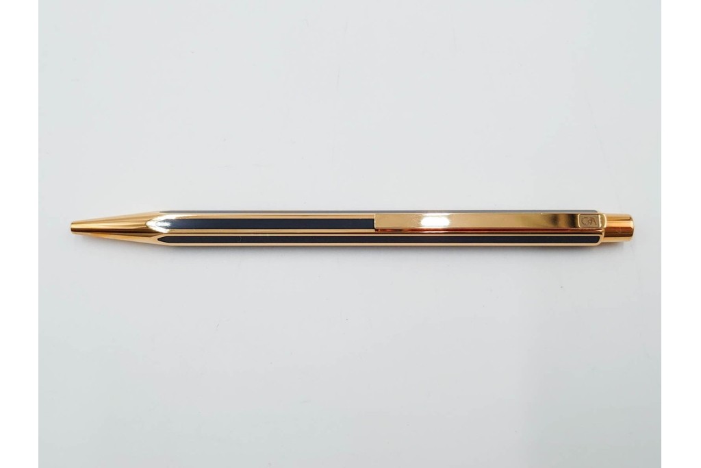 スイス　CARAN d'ACHE(カランダッシュ)　ブラック×ゴールドカラーのボールペン&ライターセット　外箱付き　(R-086808)