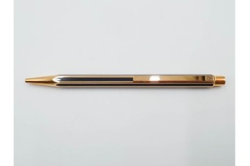 スイス　CARAN d'ACHE(カランダッシュ)　ブラック×ゴールドカラーのボールペン&ライターセット　外箱付き　(R-086808)