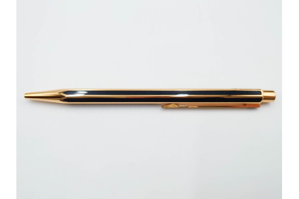 スイス　CARAN d'ACHE(カランダッシュ)　ブラック×ゴールドカラーのボールペン&ライターセット　外箱付き　(R-086808)