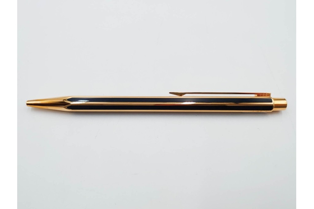 スイス　CARAN d'ACHE(カランダッシュ)　ブラック×ゴールドカラーのボールペン&ライターセット　外箱付き　(R-086808)