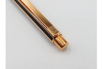 スイス　CARAN d'ACHE(カランダッシュ)　ブラック×ゴールドカラーのボールペン&ライターセット　外箱付き　(R-086808)