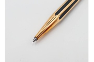 スイス　CARAN d'ACHE(カランダッシュ)　ブラック×ゴールドカラーのボールペン&ライターセット　外箱付き　(R-086808)