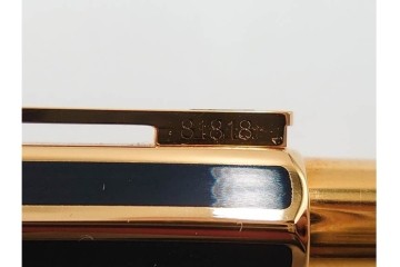 スイス　CARAN d'ACHE(カランダッシュ)　ブラック×ゴールドカラーのボールペン&ライターセット　外箱付き　(R-086808)