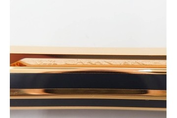 スイス　CARAN d'ACHE(カランダッシュ)　ブラック×ゴールドカラーのボールペン&ライターセット　外箱付き　(R-086808)