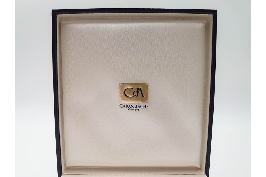スイス　CARAN d'ACHE(カランダッシュ)　ブラック×ゴールドカラーのボールペン&ライターセット　外箱付き　(R-086808)