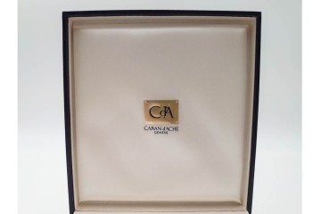 スイス　CARAN d'ACHE(カランダッシュ)　ブラック×ゴールドカラーのボールペン&ライターセット　外箱付き　(R-086808)