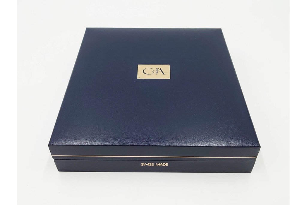 スイス　CARAN d'ACHE(カランダッシュ)　ブラック×ゴールドカラーのボールペン&ライターセット　外箱付き　(R-086808)