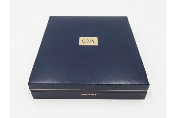 スイス　CARAN d'ACHE(カランダッシュ)　ブラック×ゴールドカラーのボールペン&ライターセット　外箱付き　(R-086808)