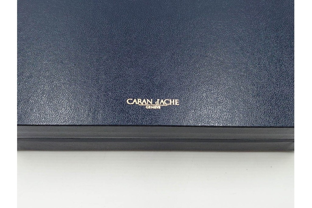 スイス　CARAN d'ACHE(カランダッシュ)　ブラック×ゴールドカラーのボールペン&ライターセット　外箱付き　(R-086808)